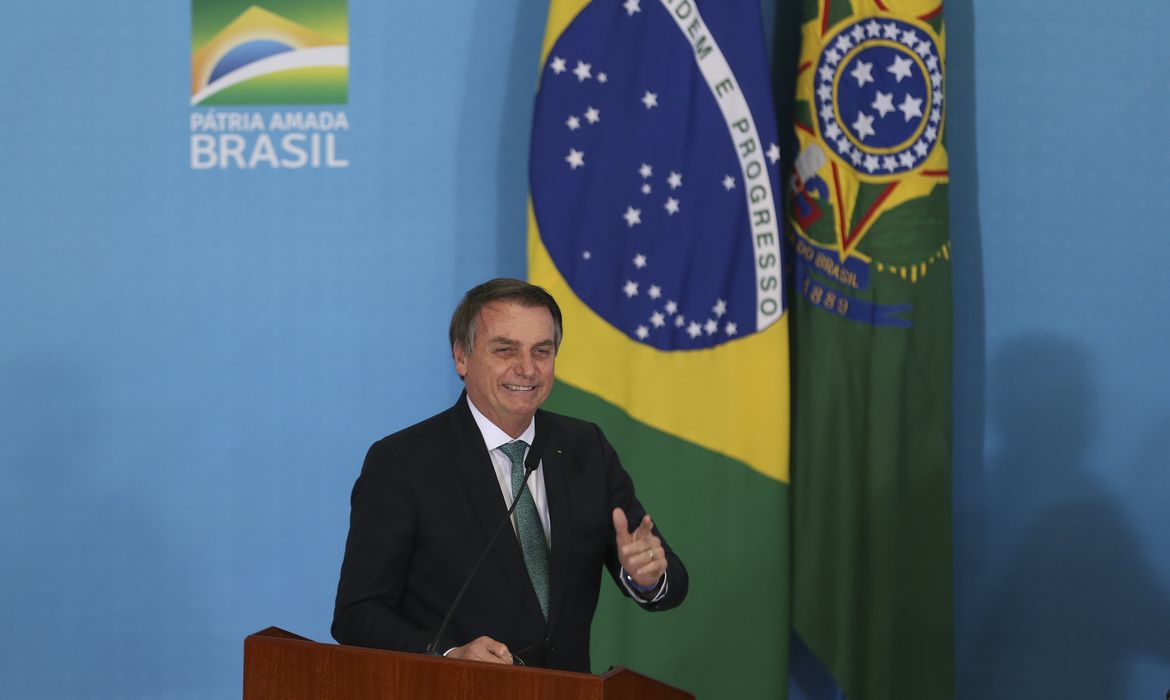 O presidente Jair Bolsonaro discursa durante cerimônia de lançamento do novo FGTS e liberação do PIS/PASEP, no Palácio do Planalto.