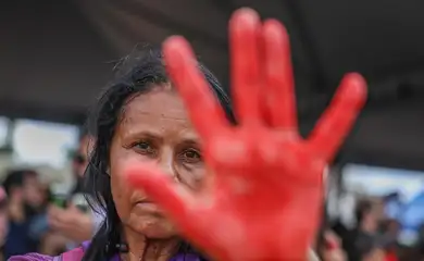 Brasília (DF), 07/12/2025 - O Levante Mulheres Vivas realiza ato na área central de Brasília para denunciar o feminicídio e todas as formas de violência contra mulheres.
 Foto: Marcelo Camargo/Agência Brasil