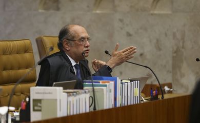 Brasília - O ministro Gilmar Mendes participa da última  sessão plenária no STF antes das férias forenses (José Cruz/Agência Brasil)