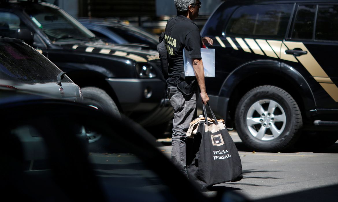 Viaturas e agentes da Polícia Federal no Rio de Janeiro