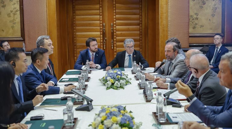 Presidente da República, Luiz Inácio Lula da Silva, durante audiência concedida ao Presidente da Envision, Lei Zhang.Hotel St. Regis, Pequim - China.

Foto: Ricardo Stuckert / PR