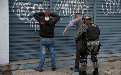 Rio de Janeiro - Forças de segurança ocupam ruas próximas ao Complexo do Lins, na zona norte, na Operação Onerat, deflagrada para coibir roubos de cargas e o crime organizado (Tomaz Silva/Agência Brasil)