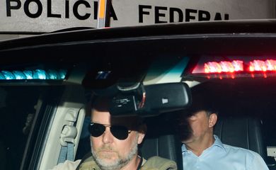 Rio de Janeiro - O ex-governador do Rio de Janeiro Sérgio Cabral é levado preso na operação Lava Jato em viatura da Polícia Federal na sede na Praça Mauá (Fernando Frazão/Agência Brasil)