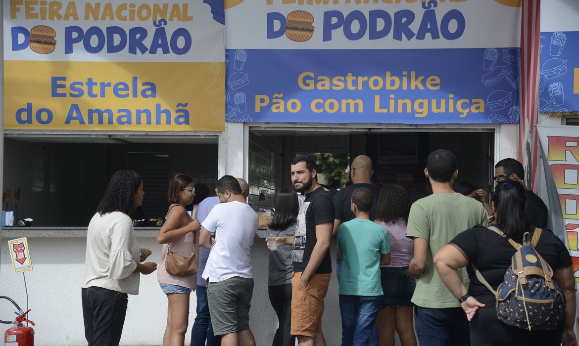 A Feira Nacional do Podrão reúne opções de lanches e gastronomia popular de rua no Terreirão do Samba, no centro da cidade. 