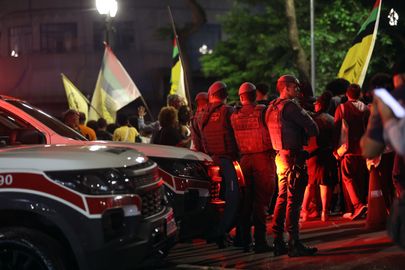 São Paulo (SP) 21/03/2025 - Dia Internacional pela Eliminação da Discriminação Racial, a Frente Povo Negro Vivo, composta por mais de 100 organizações da sociedade civil, participa de  ato público no Largo São Francisco, em frente à Faculdade de Direito da USP, no Centro de São Paulo. O evento tem como objetivo denunciar a violência policial e de Estado que atinge, de forma desproporcional, a população negra e periférica no Brasil, além de reivindicar o impeachment do governador Tarcísio de Freitas e do secretário de Segurança Pública, Guilherme Derrite.
 Foto: Paulo Pinto/Agencia Brasil