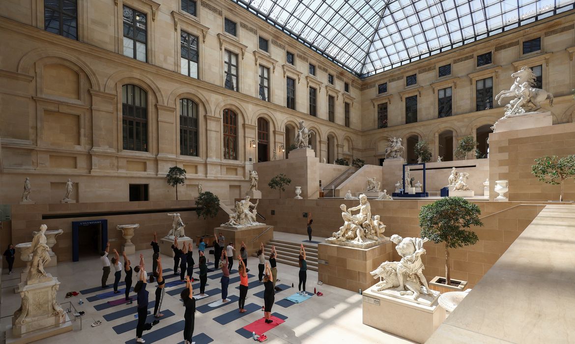 Pessoas se exercitam no Museu do Louvre
 23/4/2024    REUTERS/Stephanie Lecocq
