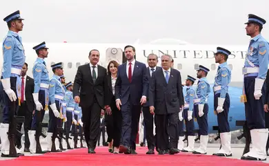 O vice-presidente dos EUA, JD Vance, desembarca para conversas com autoridades iranianas em Islamabad, Paquistão
11 de abril de 2026
Jacquelyn Martin/Pool via REUTERS