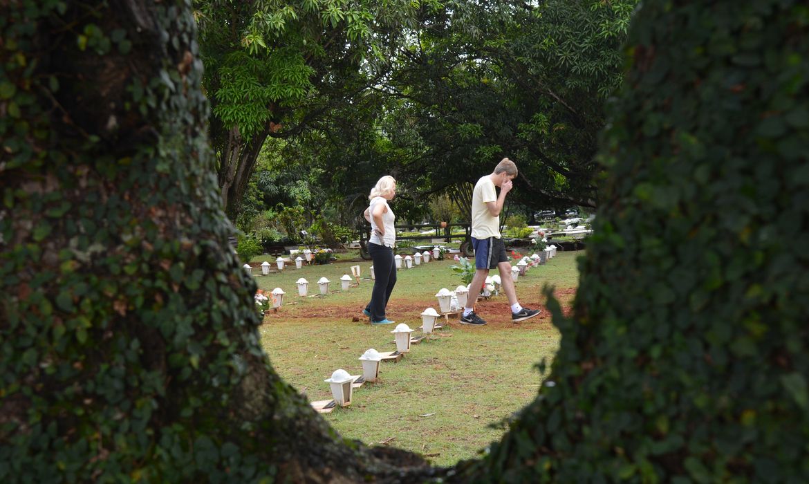 Brasília -  Brasilienses visitam o cemitério Campo da Esperança, no dia de Finados (Elza Fiúza/Agência Brasil)
