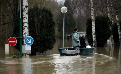 Paris – Rua inundada em Grand Morin, na região leste da capital francesa (Yoan Valat/EFE/direitos reservados) 