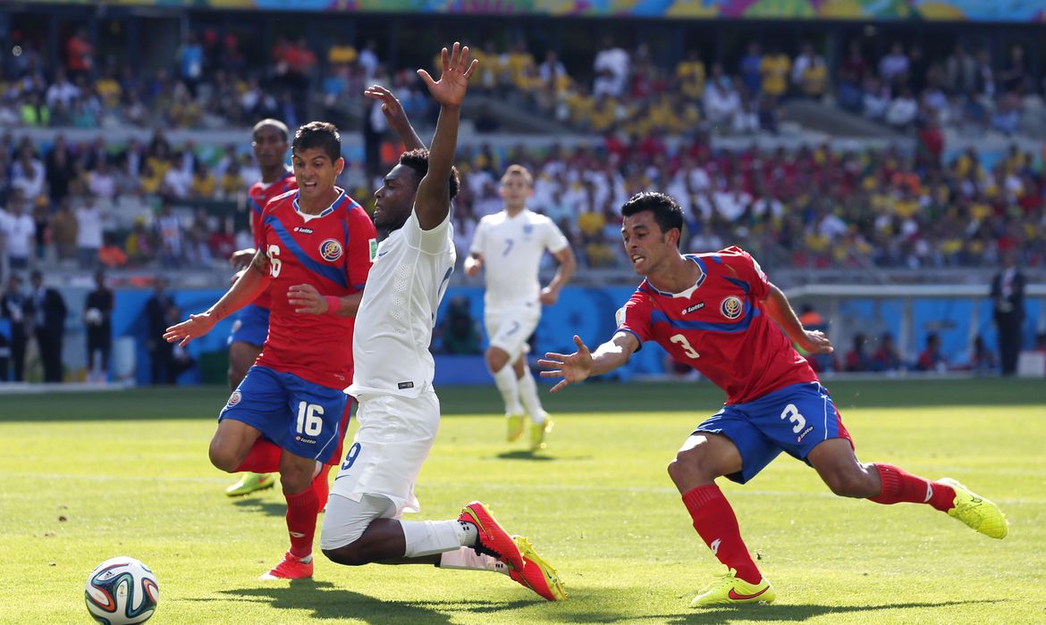 Costa empata com Inglaterra e lidera Grupo D (Jon Super/AP/Direitos Reservados)