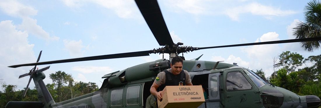 Forças Armadas auxiliam Justiça Eleitoral no apoio logístico das eleições, fazendo a entrega de unas na cidade de Três Bocas (AC).