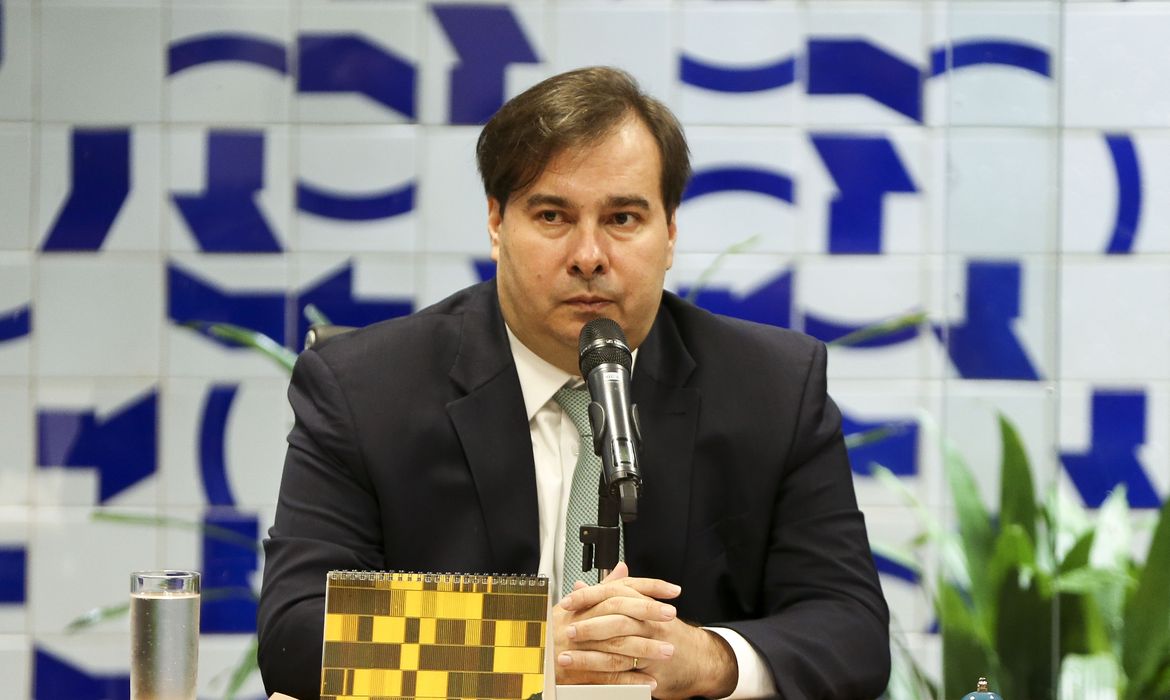 O presidente da Câmara dos Deputados, Rodrigo Maia, coordena reunião de líderes partidários