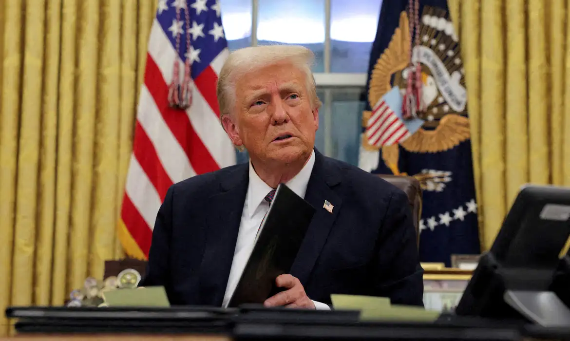 FILE PHOTO: U.S. President Donald Trump signs documents as he issues executive orders and pardons in the Oval Office at the White House on Inauguration Day in Washington, U.S., January 20, 2025. Reuters/Carlos Barria/Proibida reprodução