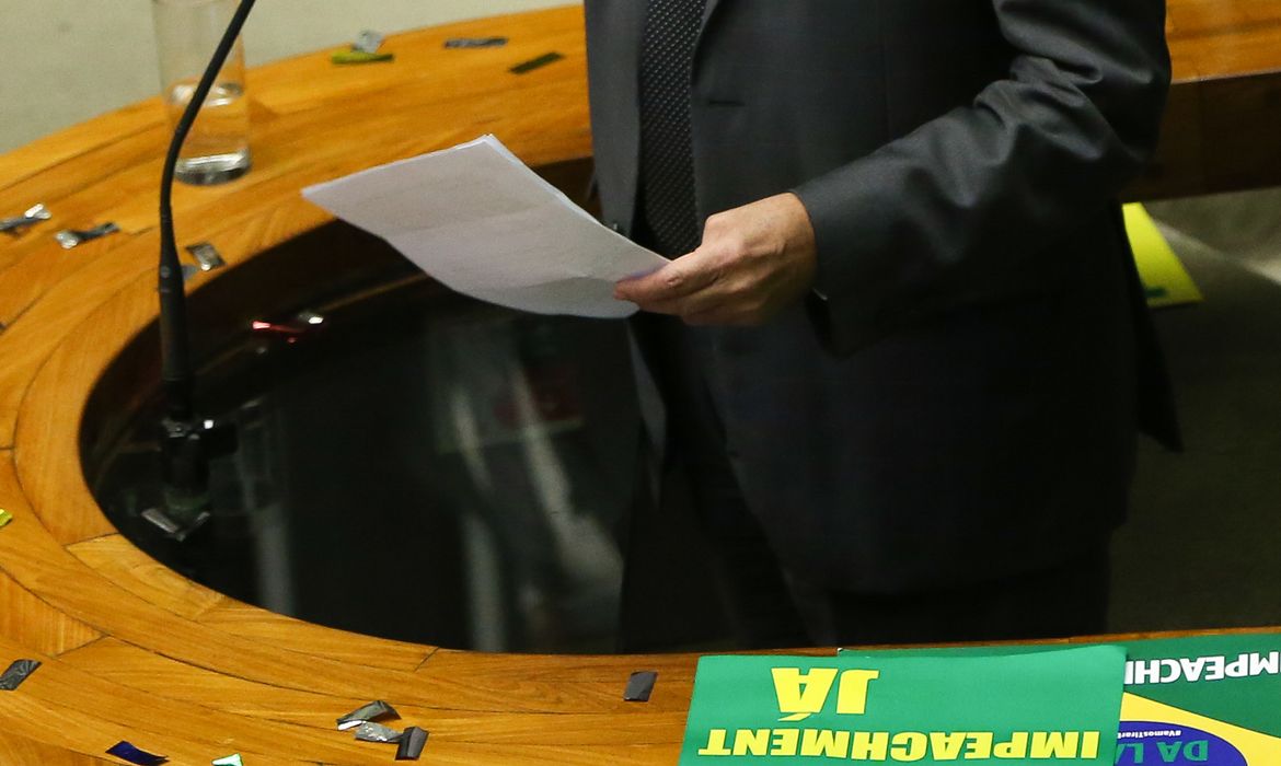 Brasília - Deputado  Rubens Bueno fala durante a sessão para votação da autorização da abertura do processo de impeachment da presidenta Dilma Rousseff, no plenário da Câmara (Marcelo Camargo/Agência Brasil)