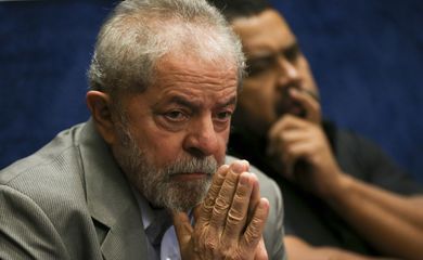Brasília - O ex-presidente Luiz Inácio Lula da Silva assiste a presidenta afastada Dilma Rousseff fazer sua defesa durante sessão de julgamento do impeachment no Senado (Marcelo Camargo/Agência Brasil)