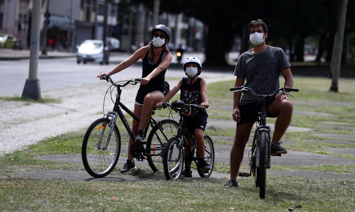 Governos estaduais adotam o uso obrigatório de máscaras para conter covid-19. 