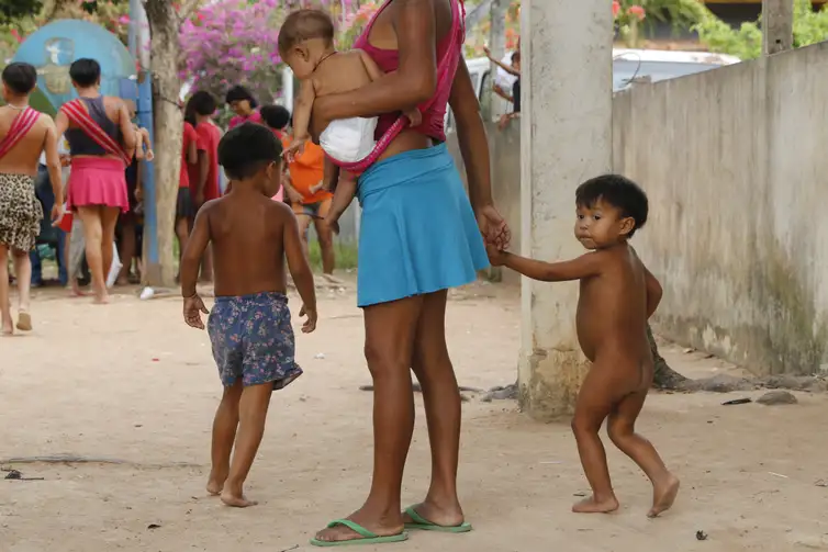 Yanomamis aguardam por familiares nos arredores do Hospital de Campanha que presta atendimento aos indígenas em situação de emergência em Boa Vista.
