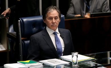 Brasília - O presidente do Senado, Eunício Oliveira, participa de sessão plenária que decide sobre medidas cautelares contra o senador Aécio Neves (Wilson Dias/Agência Brasil)