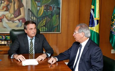 O presidente da República, Jair Bolsonaro e o ministro da Economia, Paulo Guedes, durante a assinatura do Decreto 10.470/2020, que prorroga o Benefício Emergencial.
