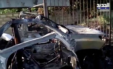 Líbano. 20/01/2024 Restos de um veículo destruído atingido durante um ataque israelense estão em uma estrada perto de Bazouriye, no Líbano,  visto nesta captura de tela tirada de um vídeo. Foto: Reuters/Al-Jadeed tv/Proibida reprodução