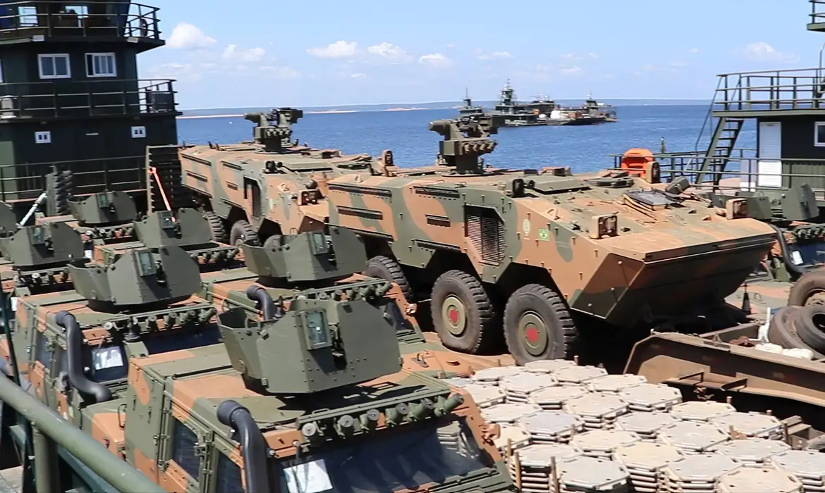 Manaus (AM) – O Comandante do Exército, General de Exército Tomás Miguel Miné Ribeiro Paiva, acompanhou a chegada de 50 viaturas ao Centro de Embarcações do Comando Militar da Amazônia nesta terça-feira, 30. A chegada do material faz parte da Operação Roraima, uma grande mobilização logística do Exército que envolveu unidades do sul ao norte do país para transporte de equipamentos militares para a região amazônica. As viaturas reforçarão a defesa da fronteira no norte do país. Foto: Exército Brasileiro/Divulgação