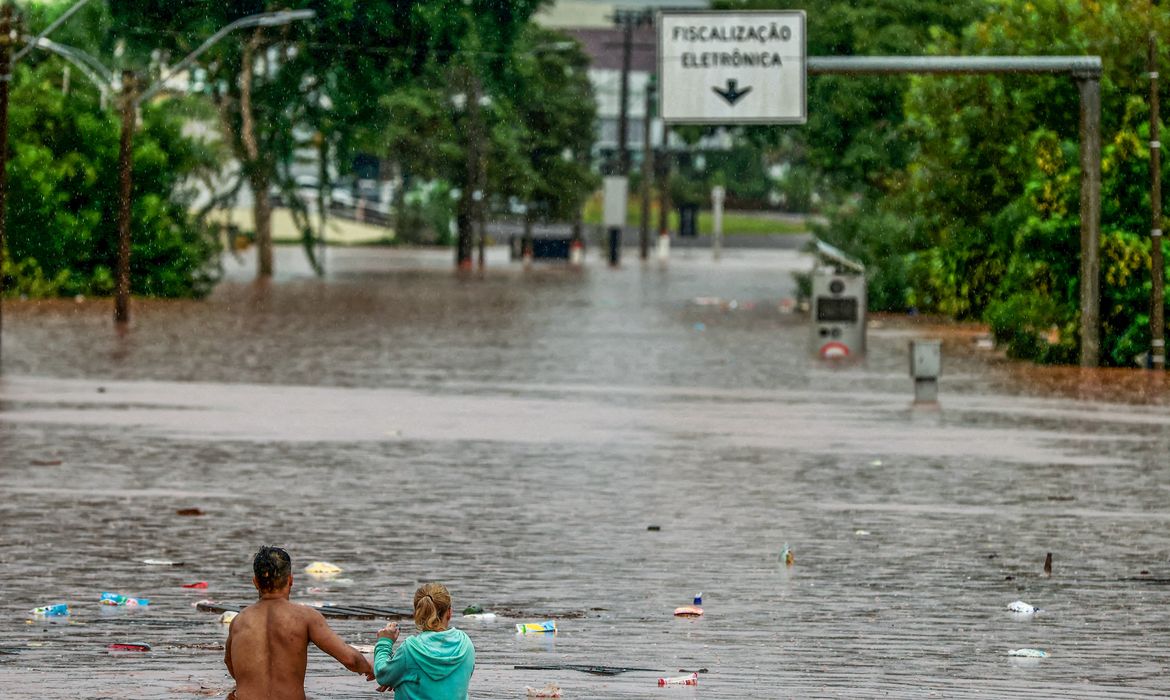 Pessoas tentam passar por área alagada em Encantado, no Rio Grande do Sul
02/05/2024
REUTERS/Diego Vara