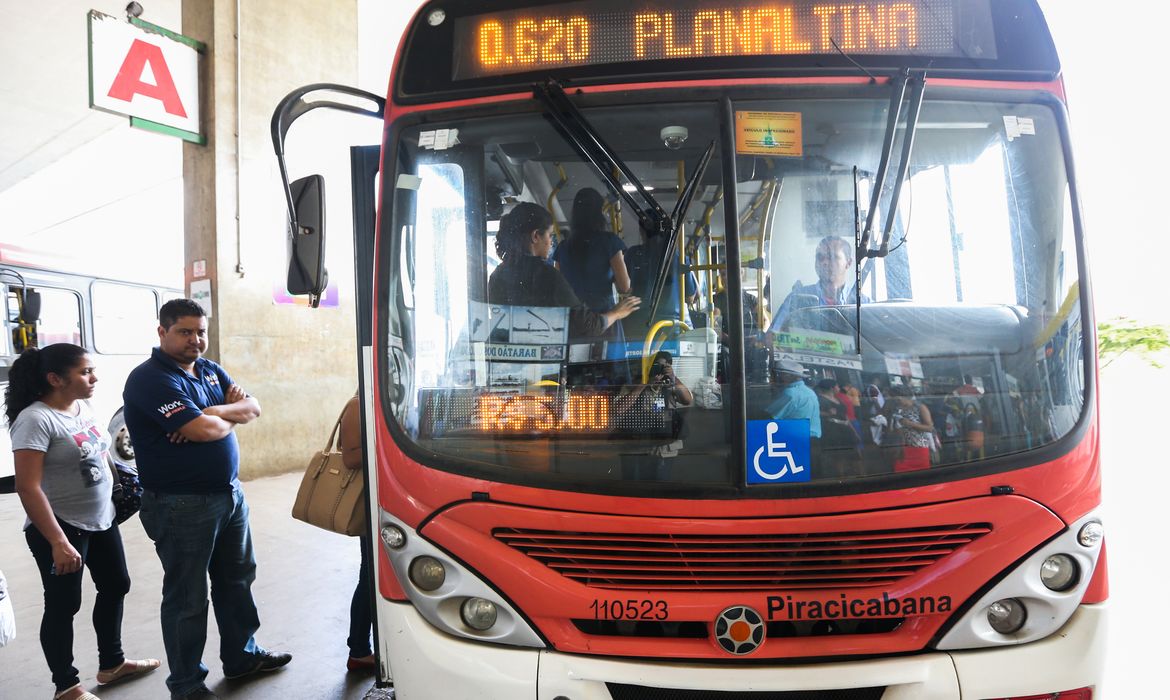 Brasília - Governo reajusta as tarifas do transporte público no DF, na primeira segunda-feira do ano (Valter Campanato/Agência Brasil)