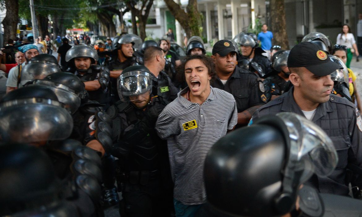 Rio de Janeiro - Policiais Militares detém manifestante durante protesto contrário às Olimpíadas Rio 2016  (Tomaz Silva/Agência Brasil)