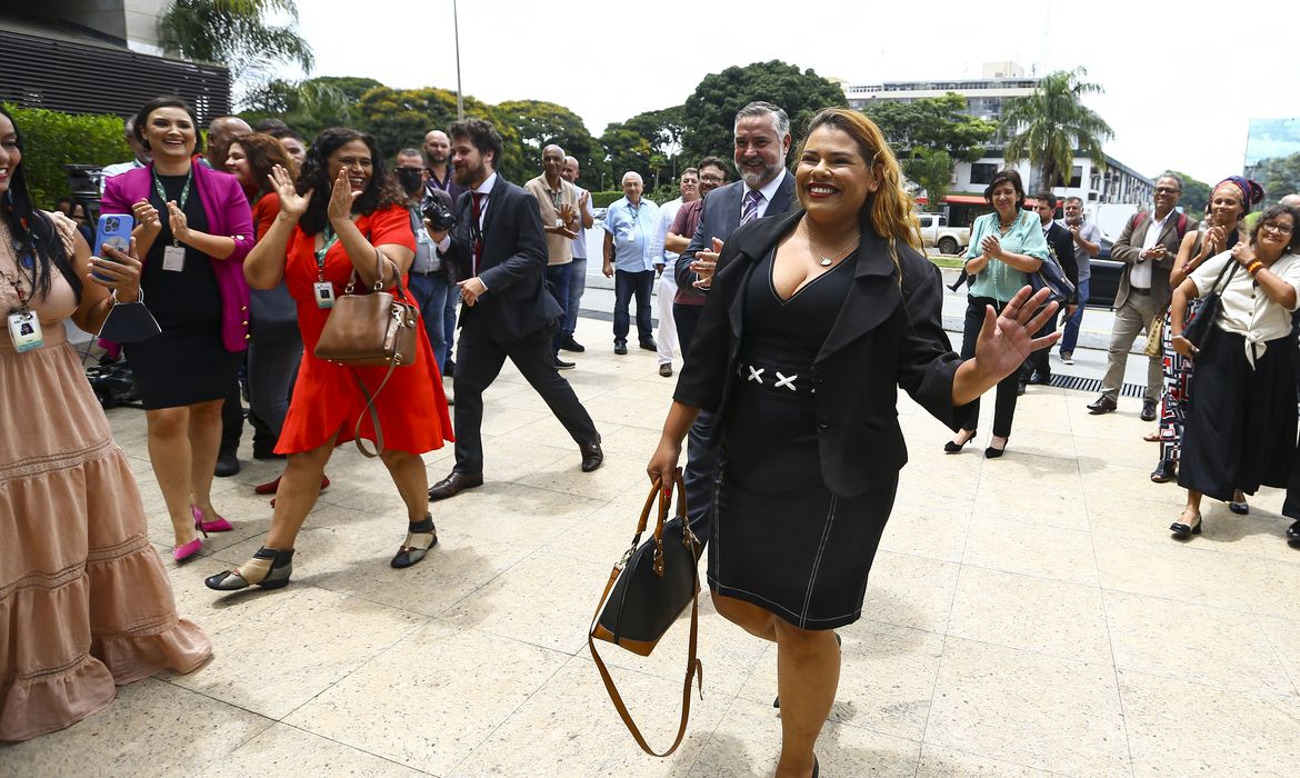 O ministro da Secretaria de Comunicação Social da Presidência (Secom), Paulo Pimenta, dá posse à representante dos empregados no Conselho de Administração (Consad) da EBC, Kariane Costa, como presidente da empresa.