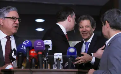 Brasília (DF) 28/11/2024  Presidente do Senado, Rodrigo Pacheco, o ministro da Fazenda, Fernando Haddad e o ministro Alexandre Padilha, após reunião de líderes do Senado Federal quando Haddad  apresentou  medidas econômicas discutidas pelo governo federal.
 Foto Lula Marques/ Agência Brasil