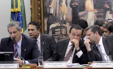Brasília - Reunião da comissão especial do impeachment, convocada para leitura do relatório final  (Wilson Dias/Agência Brasil)