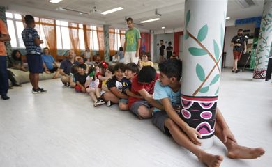 São Paulo SP 12/10/2023 . Brincadeiras guaranis para crianças no Museu das Culturas Indígenas. Brincadeiras da cultura Guarani Mbya . Foto Paulo Pinto/Agência Brasil