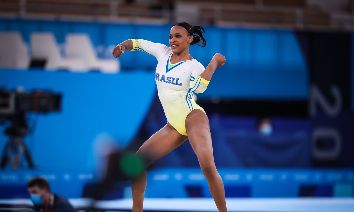 Rebeca Andrade se apresenta no solo na Olimpíada de Tóquio