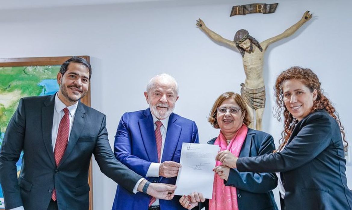 Presidente Lula aprova parecer da AGU que prevê demissão a servidor público federal que praticar assédio sexual. Na foto, advogado-geral da União, Jorge Messias; presidente Lula; ministra das Mulheres, Cida Gonçalves; e ministra da Gestão, Esther Dweck. 