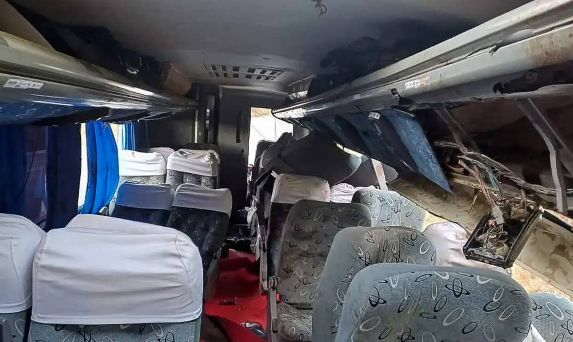 Pernambuco - 18/10/2025 - Um grave acidente envolvendo um ônibus deixou ao menos 16 mortos e vários feridos na noite da sexta-feira (17). Foto PRF
