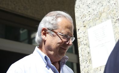 O ex-ministro José Dirceu deixa o Fórum Professor Júlio Fabbrini Mirabete, do Tribunal de Justiça do DF. 