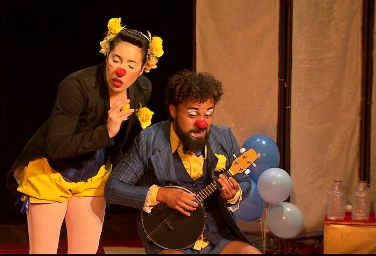 O palhaço Totó, interpretado pelo ator Marcos Camelo, e a bailarina Sólamenta, papel de Cecília Viegas, divertem a família toda