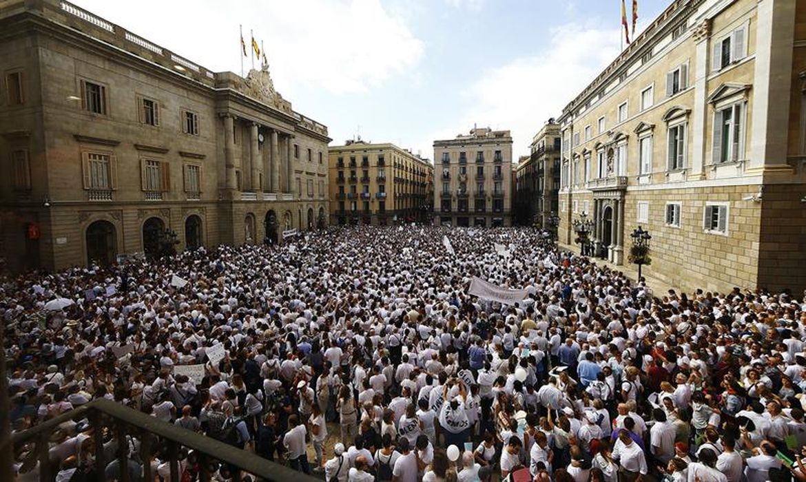 Concentração da plataforma Falamos? em frente à prefeitura de Barcelona pede paz e diálogo a respeito do conflito entre os governos da Espanha e da Catalunha motivado pelo referendo separatista