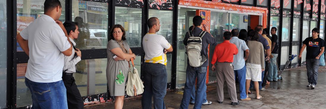 Clientes fazem fila na porta de agência bancária após greve em 2009