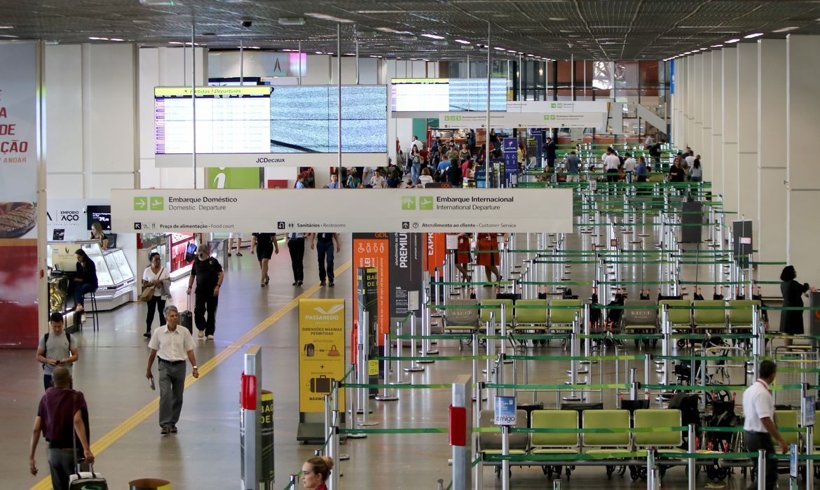 Movimentação tranquila no Aeroporto Internacional de Brasília.