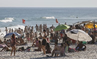 Banhistas enchem praia em domingo de temperatura acima de 30º no Rio de Janeiro