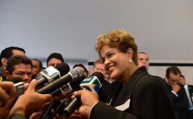 A presidenta Dilma Rousseff, fala com os joenalistas após entrega de credenciais a novos embaixadores que atuarão no Brasil(Elza Fiúza/Agência Brasil)