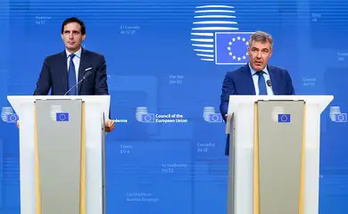 Lars Aagaard, ministro do clima, energia e serviços públicos da Dinamarca, e o comissário europeu para o clima, Wopke Hoekstra, realizam uma coletiva de imprensa em Bruxelas, Bélgica, em 5 de novembro de 2025. REUTERS/Yves Herman