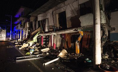 Um terremoto de 7,8 graus de magnitude na escala Richter atingiu o litoral norte do Equador e abalou a estrutura de vários edifícios 