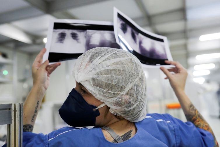 A doutora Luciana Souza compara duas radiografias de trax diferentes de um paciente enquanto conversa com um colega de um hospital de campanha criado para tratar pacientes que sofrem da doena de coronavrus (COVID-19) em Guarulhos, So Paulo