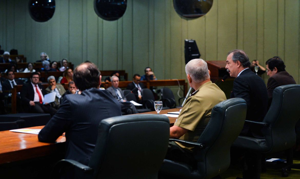 Brasília - O ministro da Educação, Aloizio Mercadante, coordena encontro de mobilização contra o mosquito Aedes aegypti, no Palácio Itamaraty (Antonio Cruz/Agência Brasil)
