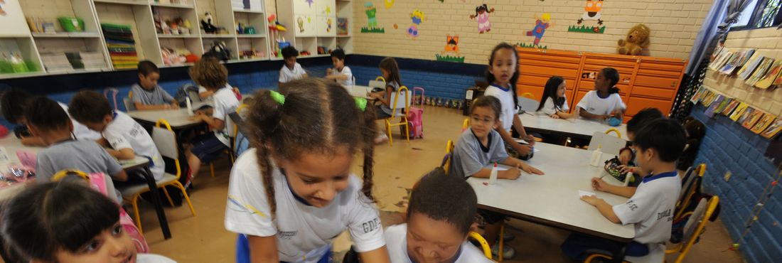 Estudantes em sala de aula Crianças de 4 anos deverão ser matriculadas na pré-escola