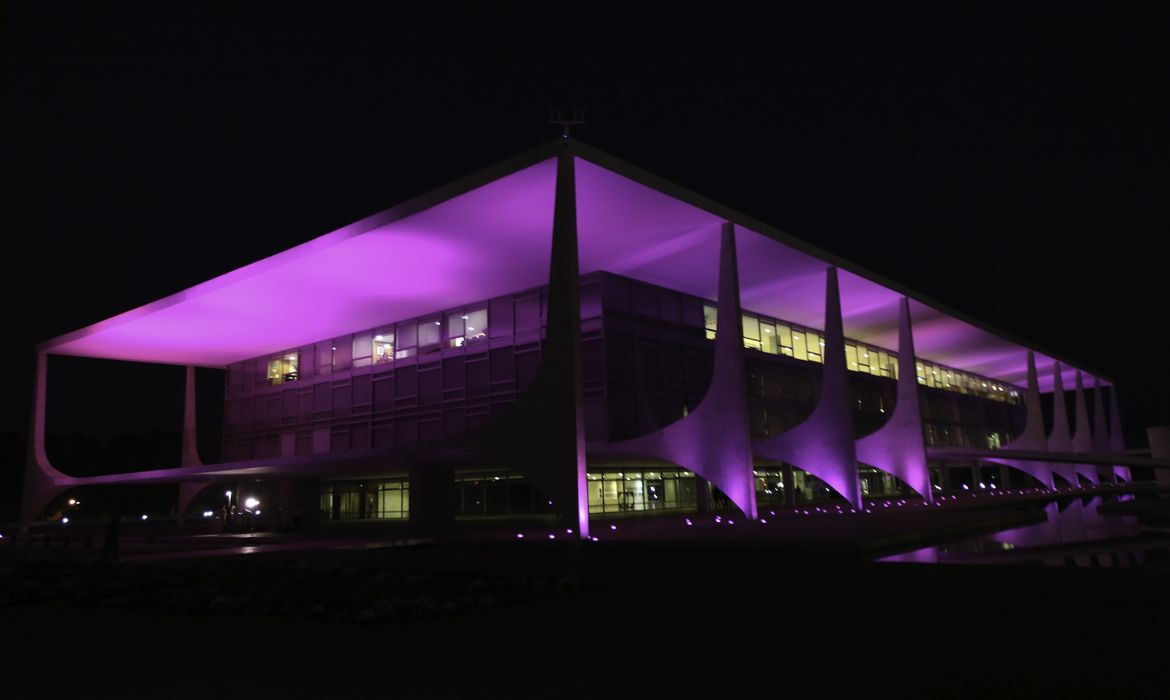 Fabio Rodrigues-Pozzebom/Agência Brasil O Palácio do Planalto é um dos monumentos de Brasília iluminados de rosa para a campanha Outubro Rosa, de conscientização sobre a importância da detecção precoce do câncer de mama