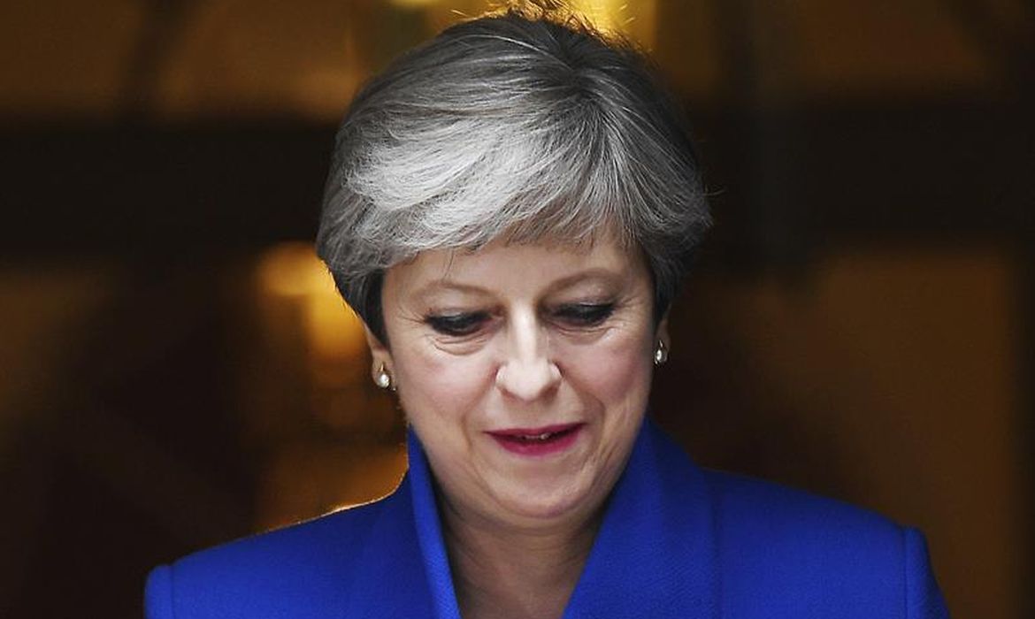 Theresa May deixa a sede do governo para se reunir com a rainha Elizabeth, após garantir maioria com partido unionista da Irlanda do Norte