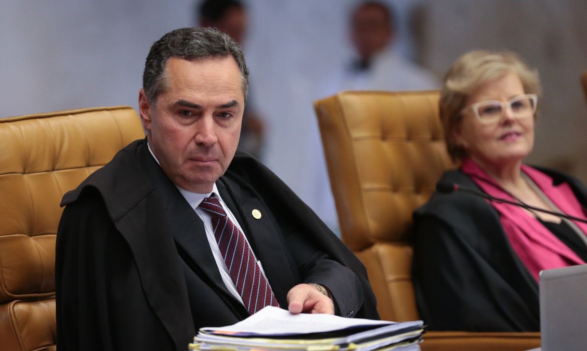 Brasília - Ministros Roberto Barroso e  Rosa Weber em sessão do STF para definir a tese de repercussão nas ações que tratam da desaposentação  (José Cruz/Agência Brasil)